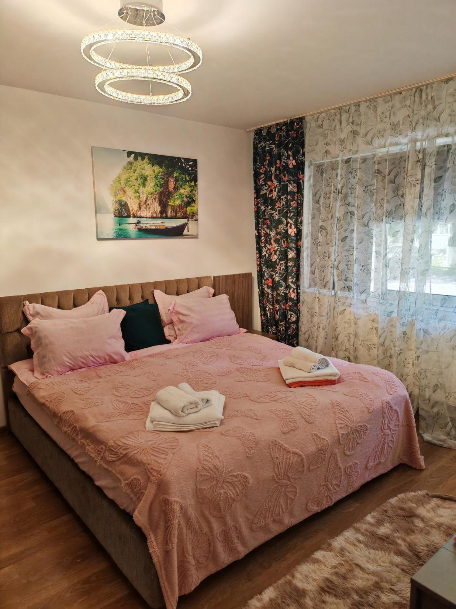 Mony Apartaments Roman Exterior photo